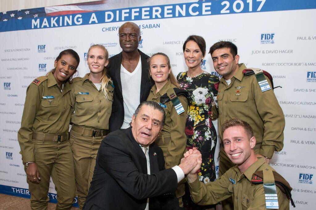 FIDF Narional Board Member Haim Saban, first row on left, and singer Seal with IDF soldiers (צילום: אלקסי רוזנפלד) FIDF Narional Board Member Haim Saban, first row on left, and singer Seal with IDF soldiers