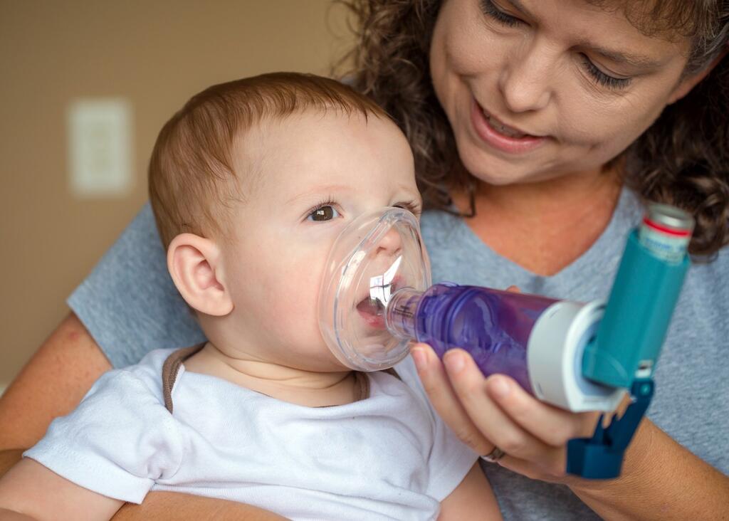 משאף לתינוק כטיפול בשיעול (צילום: shutterstock) משאף לתינוק כטיפול בשיעול