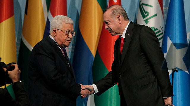 Erdogan shaking the hand of Palestinian Authority President Mahmoud Abbas (צילום: AP) Erdogan shaking the hand of Palestinian Authority President Mahmoud Abbas