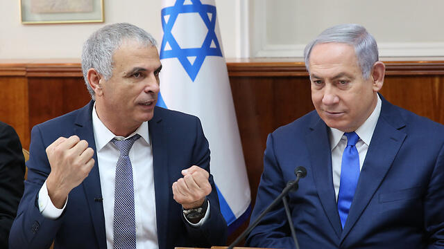 Finance Minister Kahlon (L) and PM Netanyahu presented the state's 2019 budget