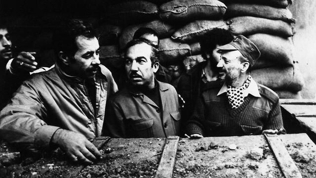 Arafat, on the right, in Tripoli, 1983 (צילום: AP) Arafat, on the right, in Tripoli, 1983