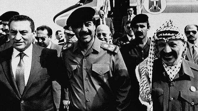 Arafat, right, with Saddam Hussein and Hosni Mubarak in Baghdad, 1988 (צילום: AP) Arafat, right, with Saddam Hussein and Hosni Mubarak in Baghdad, 1988