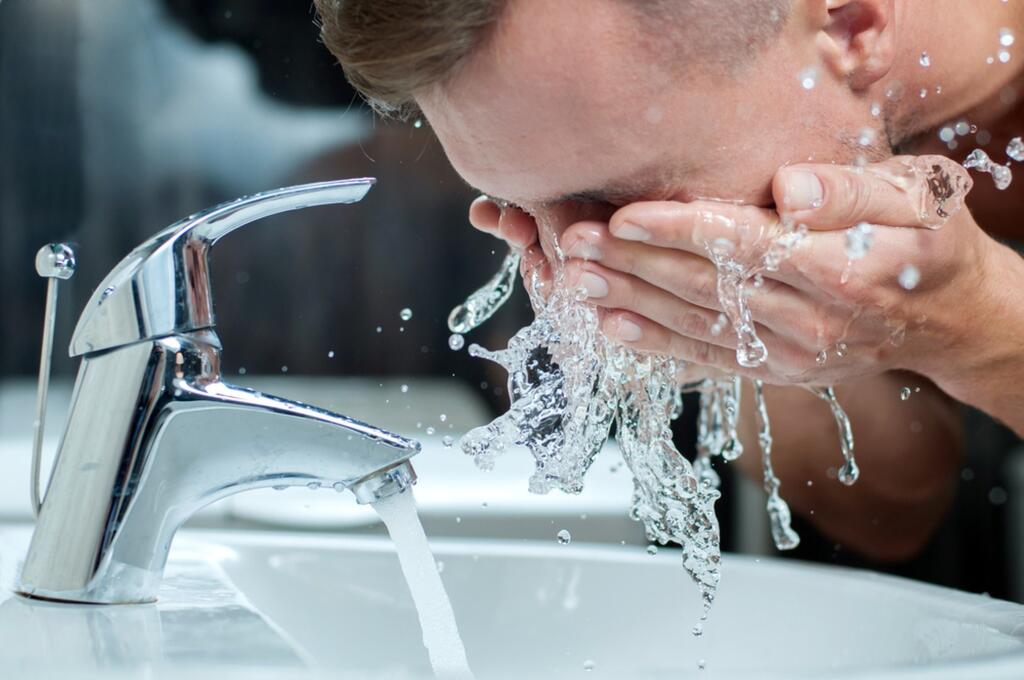 לשטוף פנים בהקדם האפשרי (צילום: shutterstock) לשטוף פנים בהקדם האפשרי
