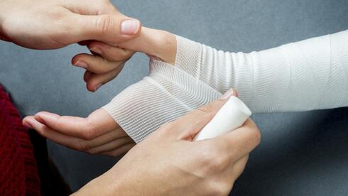 תלמיד התנגש בדלת זכוכית ויפוצה בכ-115 אלף שקל