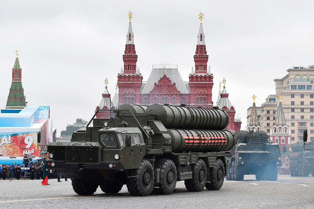 מערכת ההגנה המתקדמת הרוסית S-400. עלולה לעבור לידי האיראנים (צילום: AFP) מערכת S-400 במצעד צבאי במוסקבה