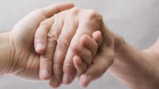 זוג ידיים גבריות משולבות 