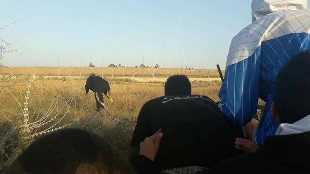 Palestinians crossing border fencenullnull Palestinians crossing border fence