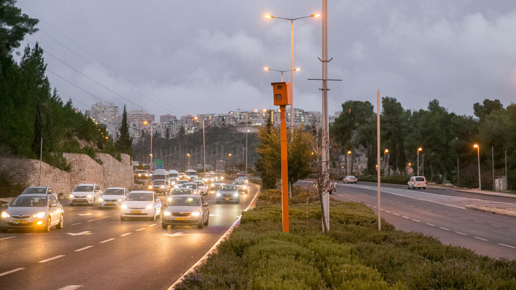 "הקופסאות הכתומות". מצלמת מהירות בצומת רמות, ירושלים (צילום: אוהד צויגנברג) ארכיון מצלמת מהירות צומת רמות ירושלים