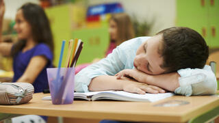 אילוס תלמיד ילד ישן כיתה בית ספר