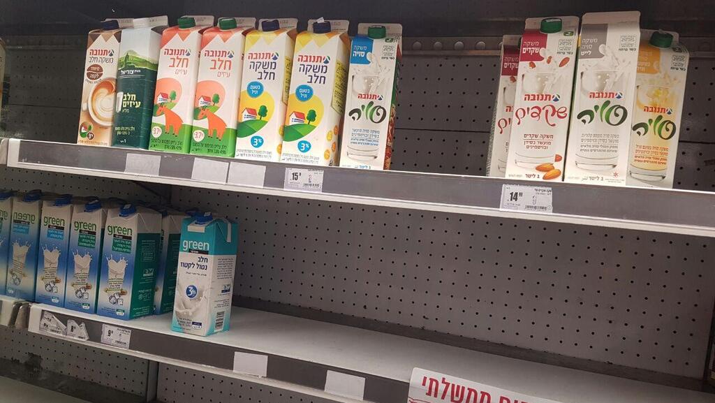 The store shelves for milk are already bare (Photo: Meirav Crystal) מחסור בחלב