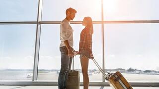 זוג רומנטי בשדה התעופה