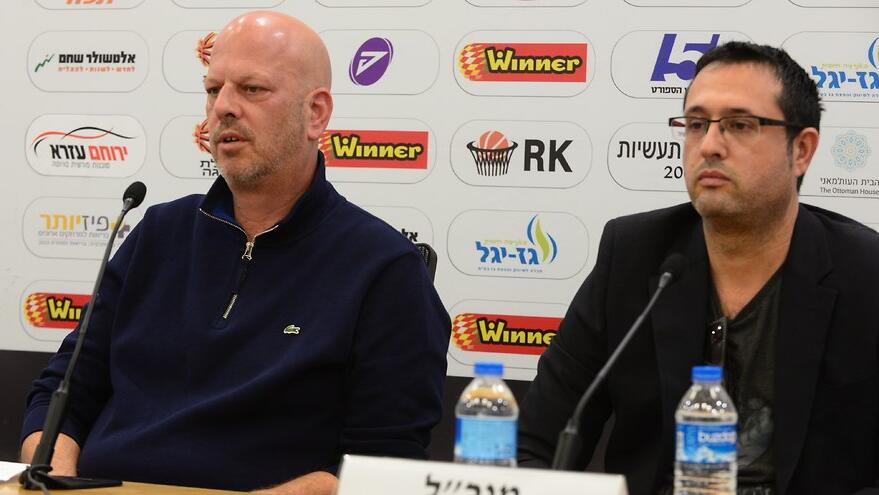 ירון לצד רמי הדר (צילום: הרצל יוסף) רמי הדר ותומר ירון במסיבת העיתונאים