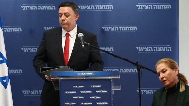 Avi Gabbay makes his surprise announcement with Livni beside him (צילום: אוהד צויגנברג) Avi Gabbay makes his surprise announcement with Livni beside him