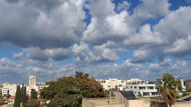 עננים בתל אביב (צילום: רועי קור) עננים בתל אביב