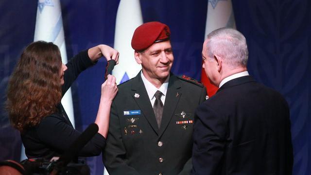 Kochavi receives his lieutenant general ranks from Prime Minister and Defense Minister Netanyahu and from his wife (צילום: מוטי קמחי) Kochavi receives his lieutenant general ranks from Prime Minister and Defense Minister Netanyahu and from his wife