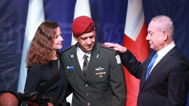 Kochavi receives his lieutenant general ranks from Prime Minister and Defense Minister Netanyahu and from his wife (צילום: מוטי קמחי) Kochavi receives his lieutenant general ranks from Prime Minister and Defense Minister Netanyahu and from his wife