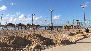 מבלים בחוף בוגרשוב בתל אביב