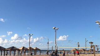 מבלים בחוף בוגרשוב בתל אביב