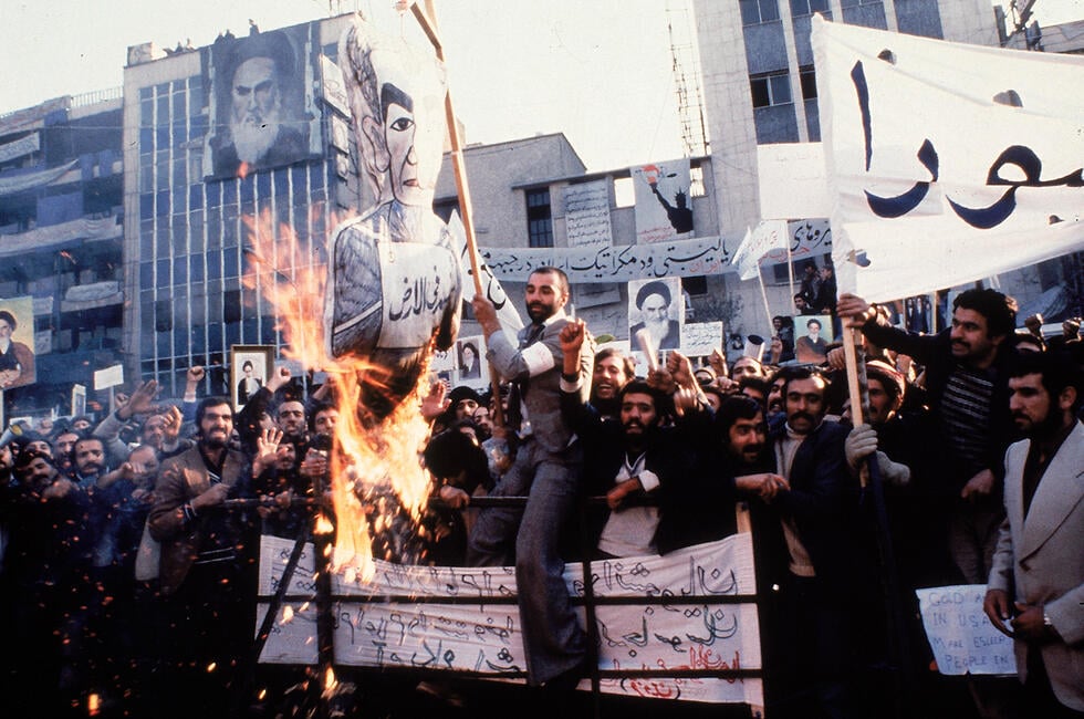 Demonstrators protest outside the US Embassy during the Islamic Revolution in Tehran, Iran, in 1979 (Photo: AP) המהפכה האיסלאמית הפגנה מול שגרירות ארה"ב טהרן איראן 1979