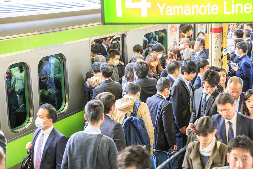 'Karoshi' (Photo: shutterstock) יפן אנשי עסקים חליפות
