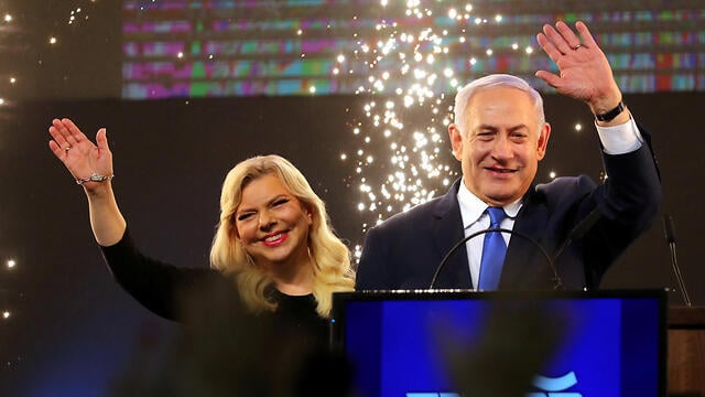PM Netanyahu, Sara, on election night (צילום: רויטרס) PM Netanyahu, Sara, on election night