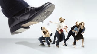 אילוסטרציה של עובדים בורחים מהנעל של הבוס שלהם
