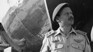ארכיון 1957 דן טולקובסקי מפקד חיל האוויר נמל תעופה בלוד