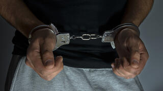 מעצר עצור אזיקים אזיק חשוד אילוסטרציה