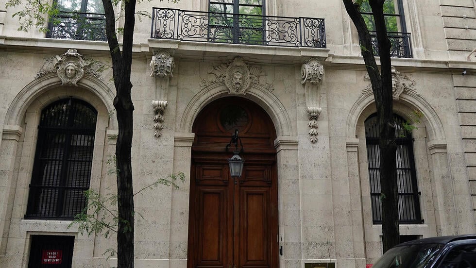 The entrance to Epstein’s New York mansion (Photo: Reuters) אחוזה בית של ג'פרי אפשטיין שמואשם ב סחר ב נערות לצורכי מין ניו יורק מנהטן