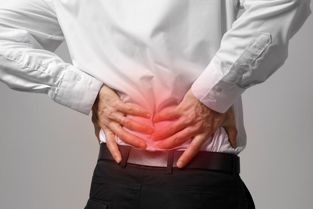 המחיר של ישיבה ממושכת מול הטלוויזיה (צילום: Shutterstock) גב כואב