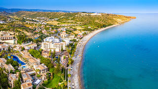 חשד צעירים אונס צעירה בריטית מלון איה נאפה קפריסין