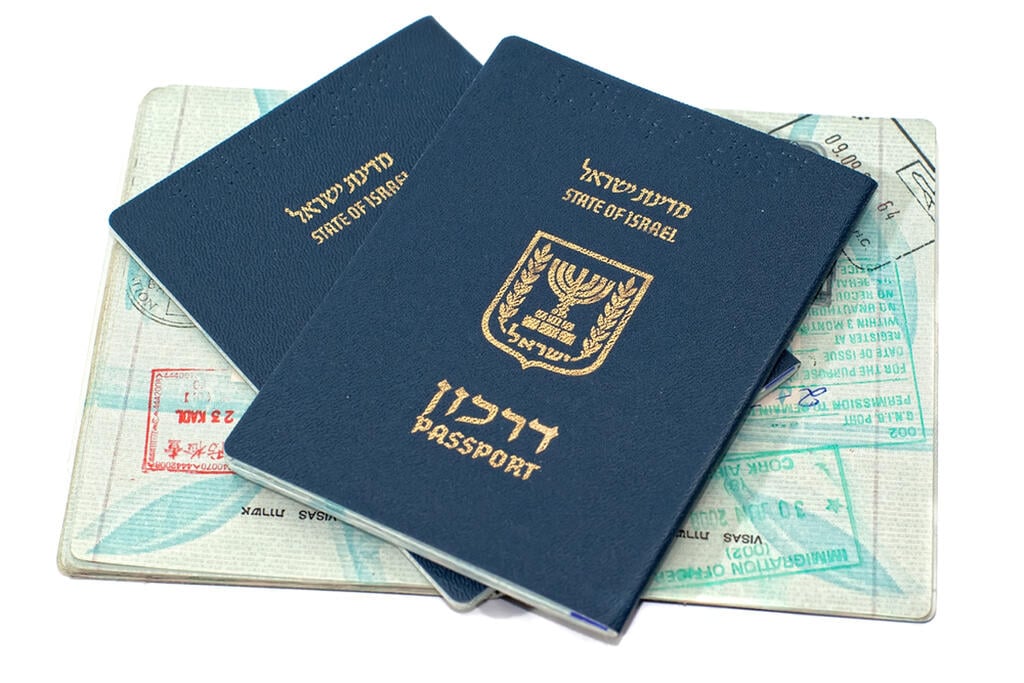 "האזרחות התקבלה באמצעות הטעייה, כזב ומרמה" (צילום: shutterstock) אילוסטרציה פספורט דרכון ישראלי ישראל