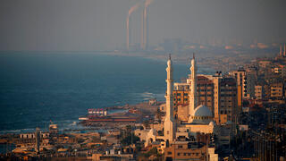 ארכיון מסגד חוף ים עזה ברקע אשקלון