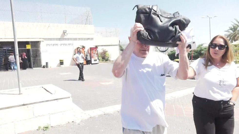 הוכברג יוצא לחופשה ראשונה מהכלא (צילום: עידו ארז) עמירם הוכברג יוצא לחופשה ראשונה מהכלא