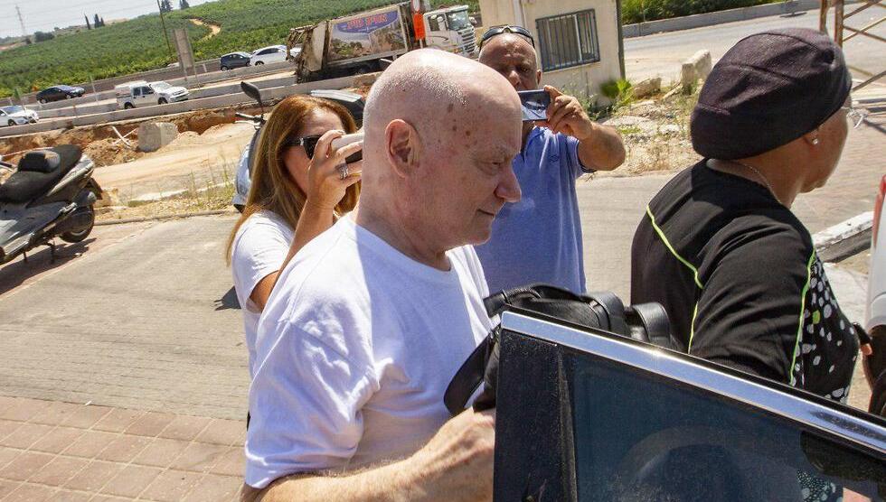 עמירם הוכברג יוצא לחופשה ראשונה מהכלא (צילום: עידו ארז) עמירם הוכברג יוצא לחופשה ראשונה מהכלא