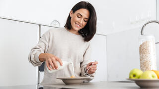 אישה אוכלת ארוחת בוקר קוואקר בריאות שיבולת שועל טעים מזין 