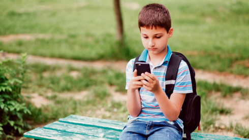 Israel bars phones in elementary classes