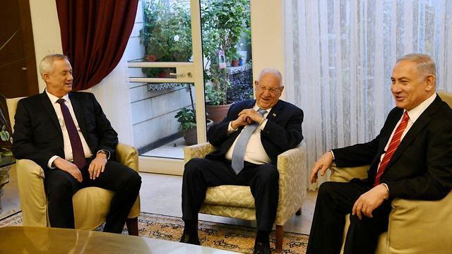 L-R: Benny Gantz, Reuven Rivlin and Benjamin Netanyahu meeting last month at the president's official residence in Jerusalem to discuss a potential unity government (צילום: עמוס בן גרשום/ לע"מ ) L-R: Benny Gantz, Reuven Rivlin and Benjamin Netanyahu meeting last month at the president's official residence in Jerusalem to discuss a potential unity government