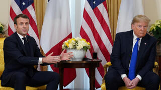 נשיא ארה"ב דונלד טראמפ ו נשיא צרפת עמנואל מקרון ב פסגת נאט"ו ב לונדון