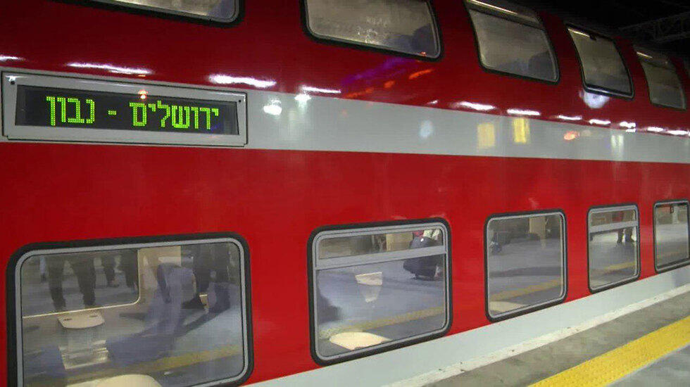 נוסעים מתרגשים לקראת הנסיעה הראשונה של הרכבת בקו תל אביב- ירושלים