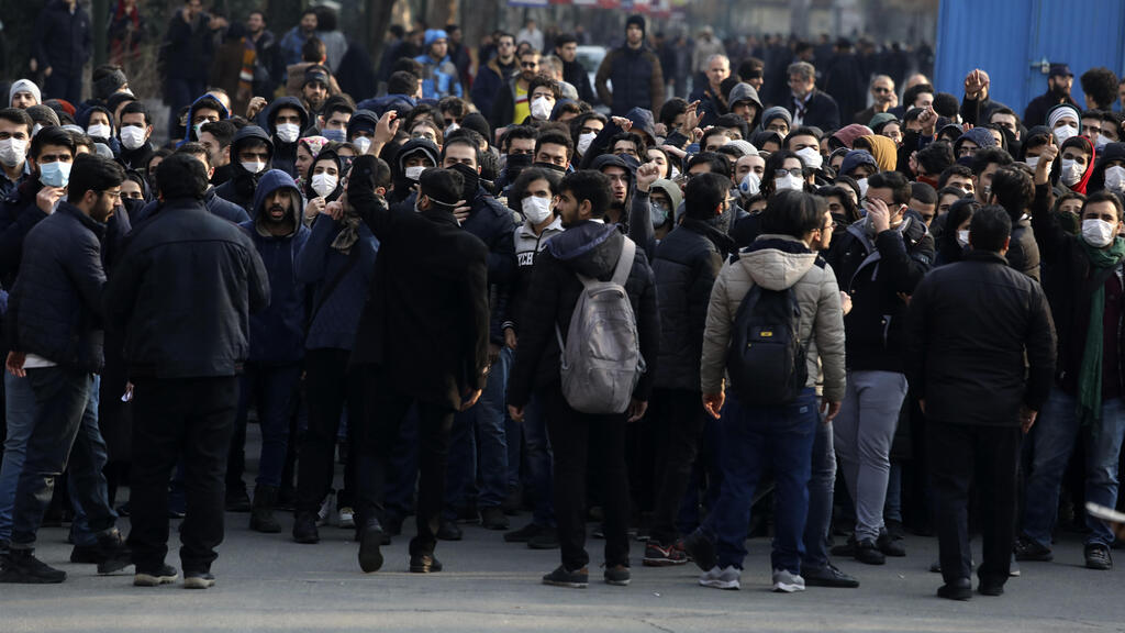 Iranian students protesting against the regime in Tehran (Photo: AP) סטודנטים איראנים מפגינים נגד המשטר באוניברסיטת טהרן