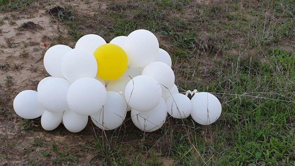 Incendiary balloons from Gaza that landed in Israel (Photo: IDF) מטען חובר לבלון תבערה בעוטף עזה