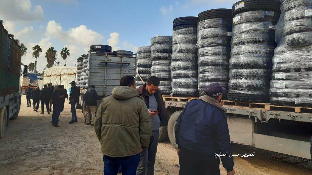 החלה היום בפעם הראשונה הכנסת צמיגי מכוניות לרצועת עזה דרך ישראל אחרי הפסקה של כמעט שנתיים