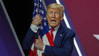 דונלד טראמפ מחבק דגל ארה