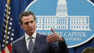 מושל קליפורניה גאווין ניוסום הכריז על מצב חירום בגלל ה קורונה נגיף