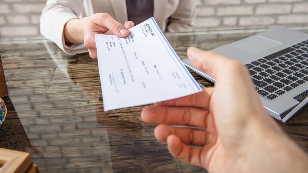 Tax brackets will be expanded for salaries between 16,000 and 25,000 shekels, increasing middle-class income by hundreds of shekels a month (Photo: Shuterstock) תלוש משכורת