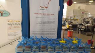 מתנדבי לשובע מחלקים אוכל מתנדבי לשובע מחלקים אוכל