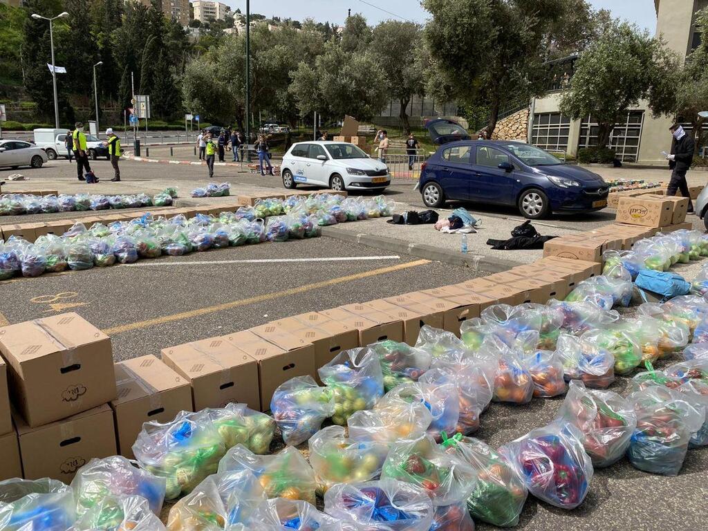 אריזת חבילות מזון בחיפה (צילום: ראובן כהן) אריזת חבילות מזון בחיפה