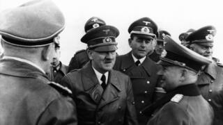 היטלר משוחח עם חיילים בגרמניה