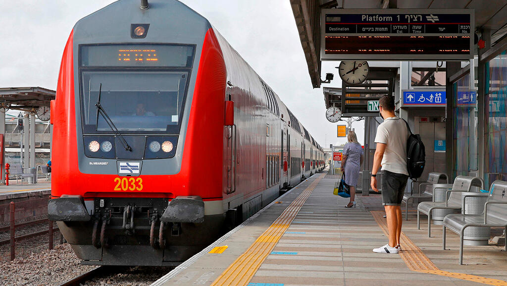 הירידה מורגשת גם ברכבת (צילום: AFP) תחנת רכבת נתניה